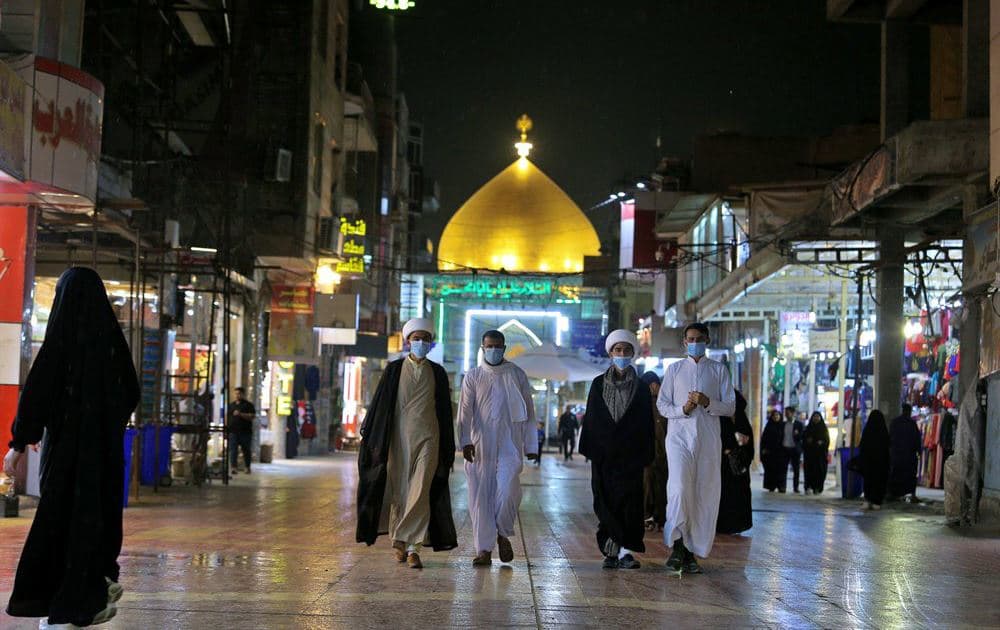 Shiite pilgrims wear masks outside the shrine of Imam Ali in Najaf, Iraq on February 24, 2020. Photo: AP / Ammar Khalil