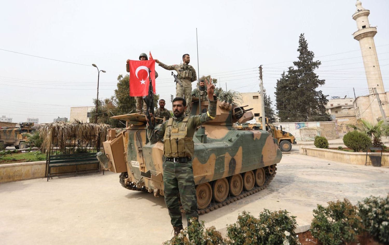 Hejmareke çekdarên ser bi Tirkiyê ve li Efrînê (Wêne: AFP)