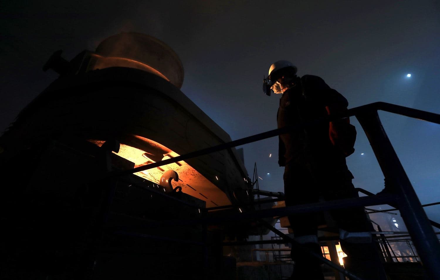A worker operates a furnace for steelmaking at Hend steel company in Erbil, the capital of the northern Iraqi Kurdish autonomous region, on October 1, 2020. Photos: Safin Hamed / AFP