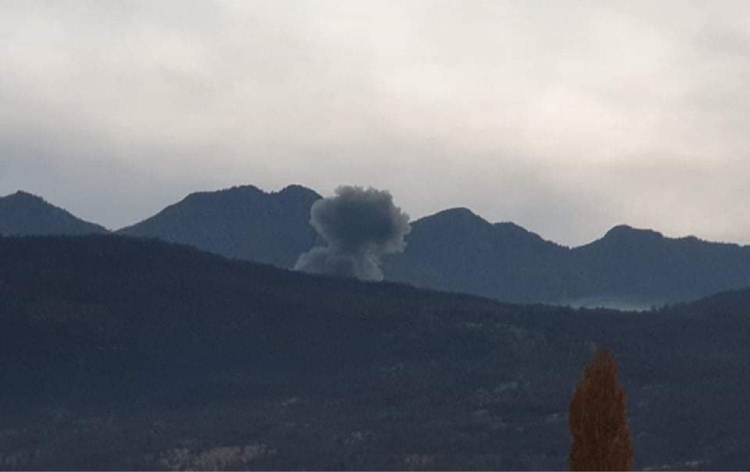 Smoke rises from the Gara mountain in Duhok Province as Turkish warplanes bomb the area. December 5, 2020. Photo: Sherwan Sargali / submitted to Rudaw