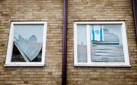 The Israeli flag and smashed windows of Babak’s home. Photo: svd.de