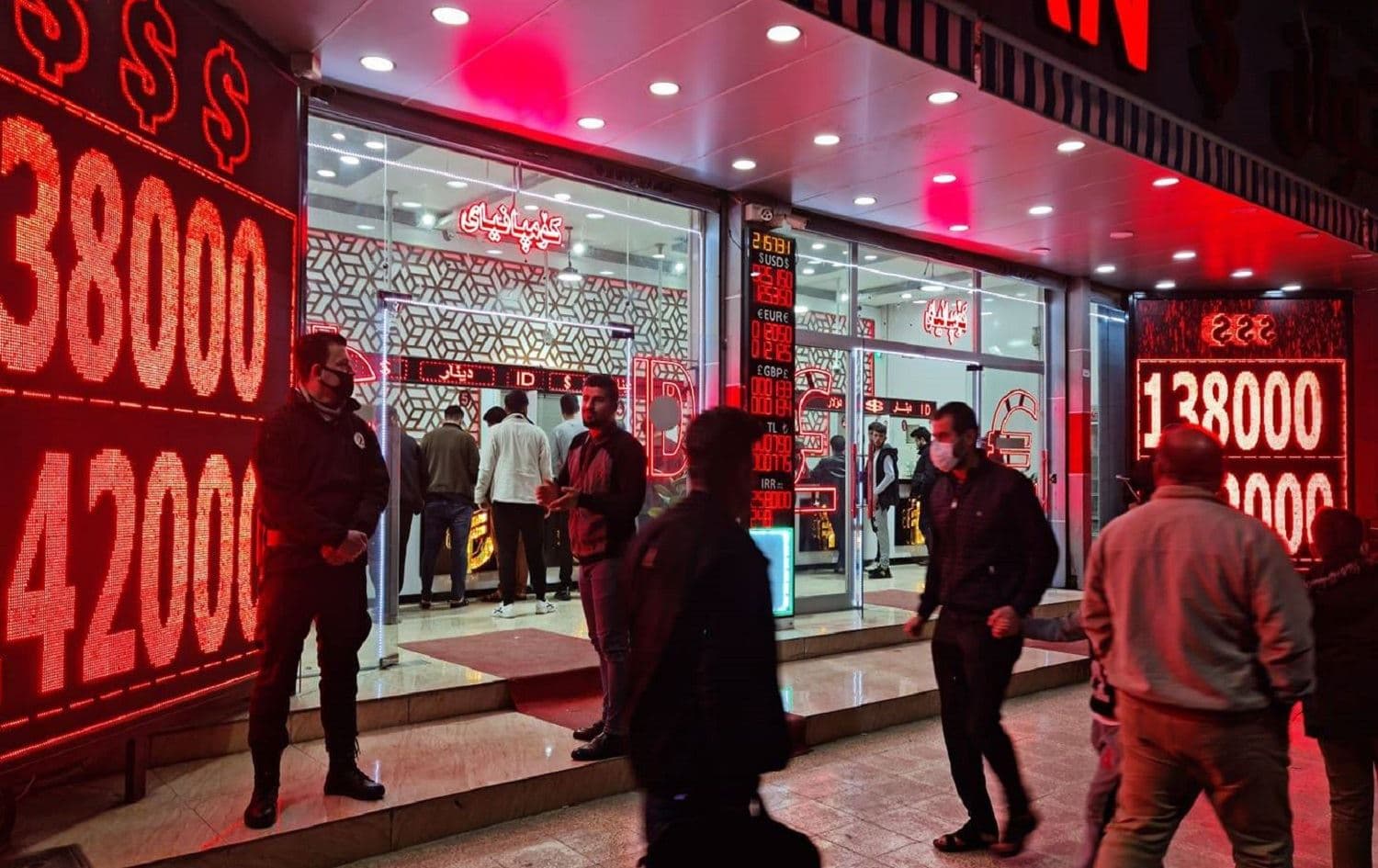 Currency exchange markets in Eskan, Erbil on Saturday night as Iraqi dinar values decreased against the US dollar. Photo: Bilind T. Abdullah / Rudaw