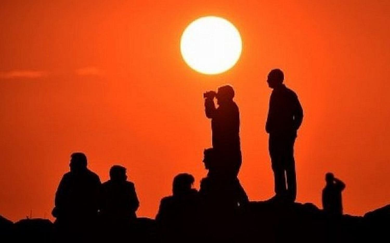Kurds look over the town of Kobane, northern Syria from the Turkish province of Sanliurfa on October 18, 2014. Photo: Aris Messinis/ AFP