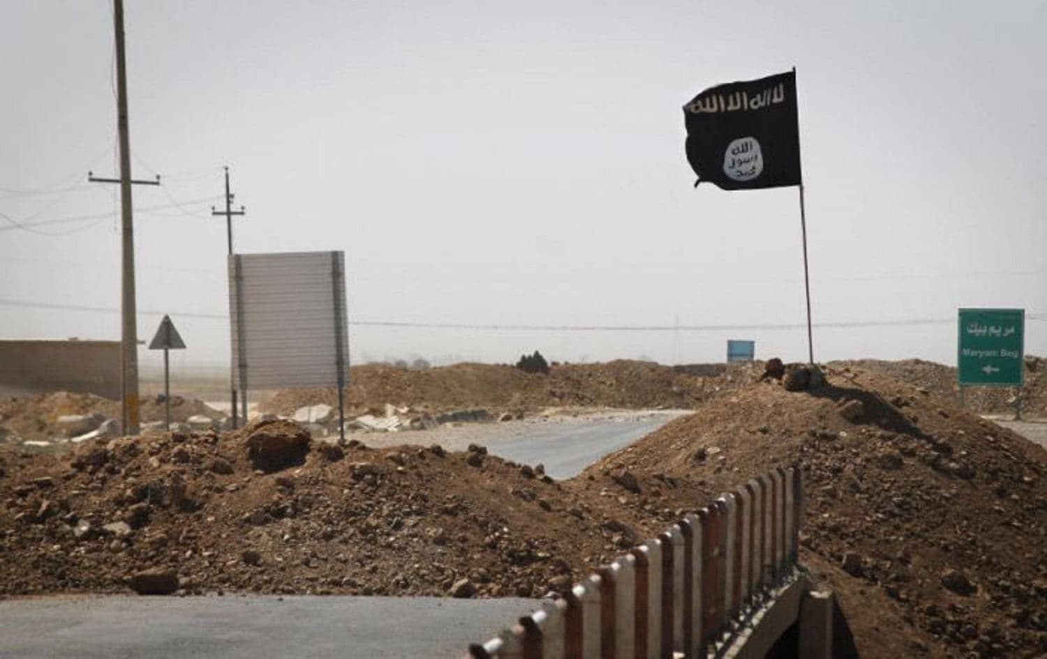 An Islamic State flag is seen at the frontline of fighting between Kirkuk and Tikrit, Iraq, on September 11, 2014. File photo: AFP