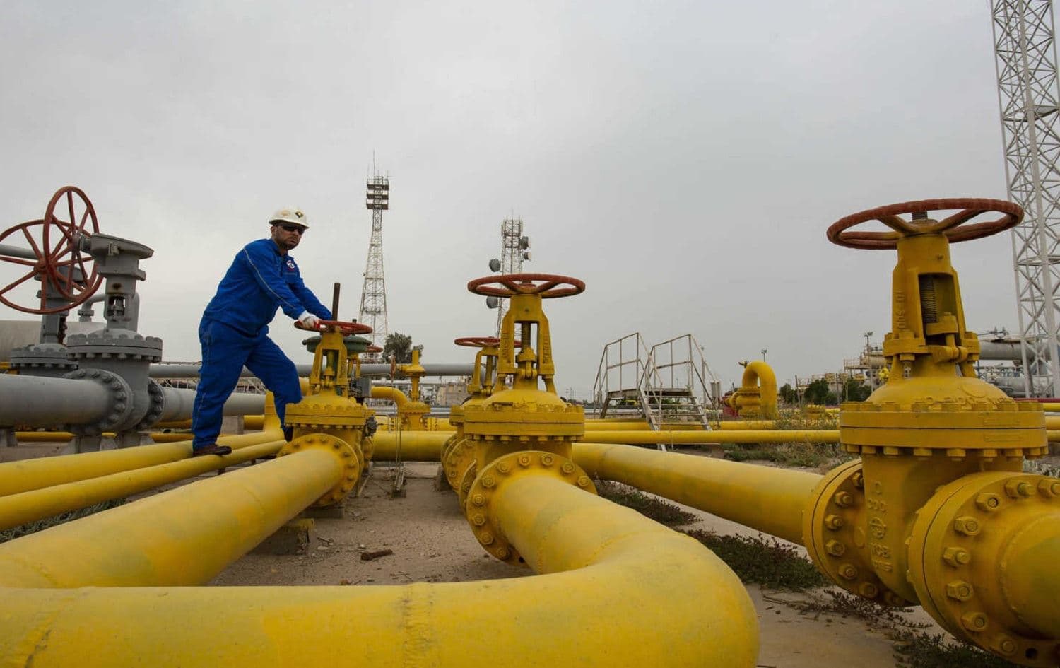 An employee turns a valve at the Nahr Bin Omar natural gas field, north of the Iraqi city of Basra on April 20, 2020. Photo: Hussein Faleh / AFP