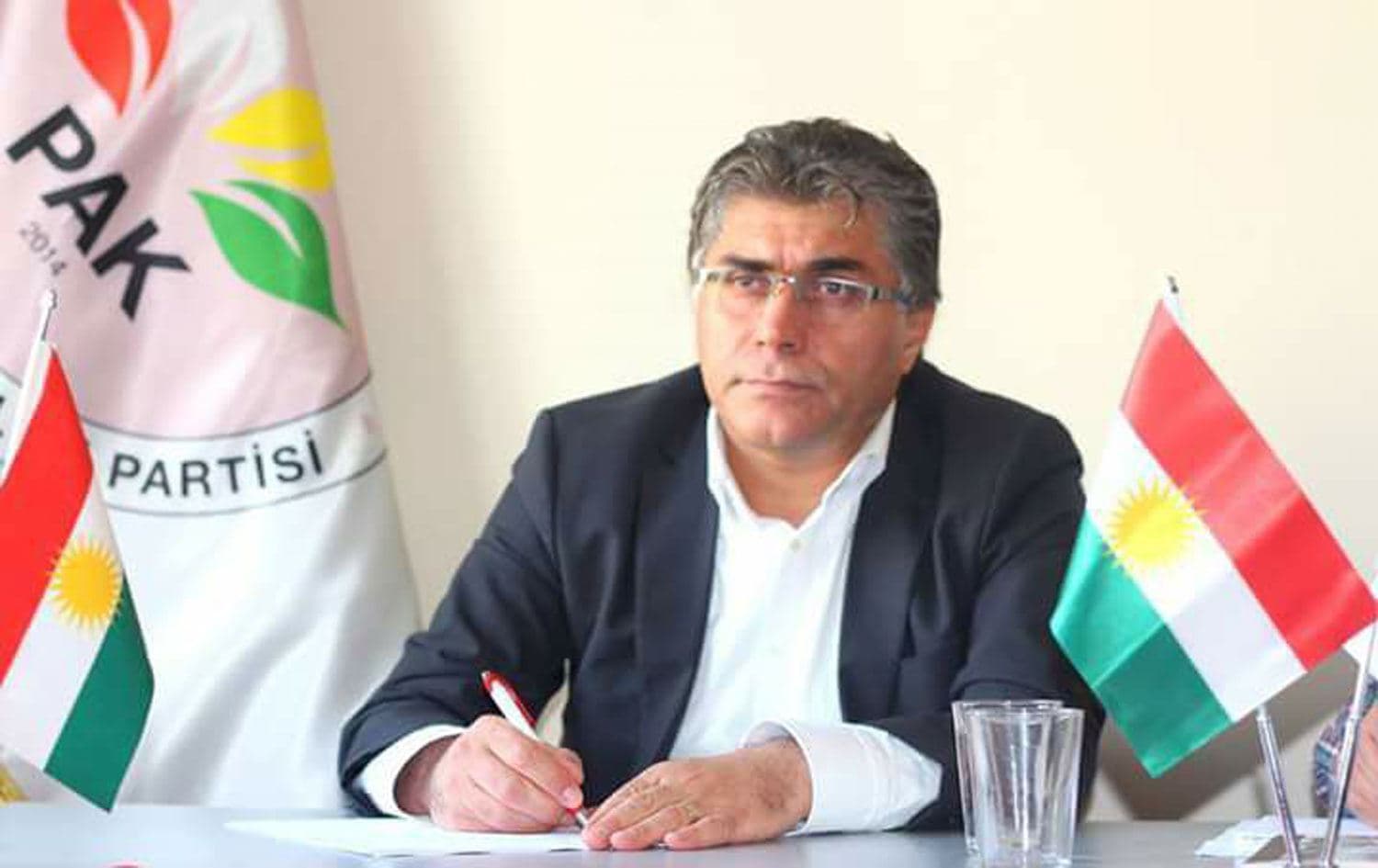 Serokê Giştî yê PAKê Mustafa Ozçelik di vê hevpeyvînê de pêşhateyên herî dawî dinirxîne