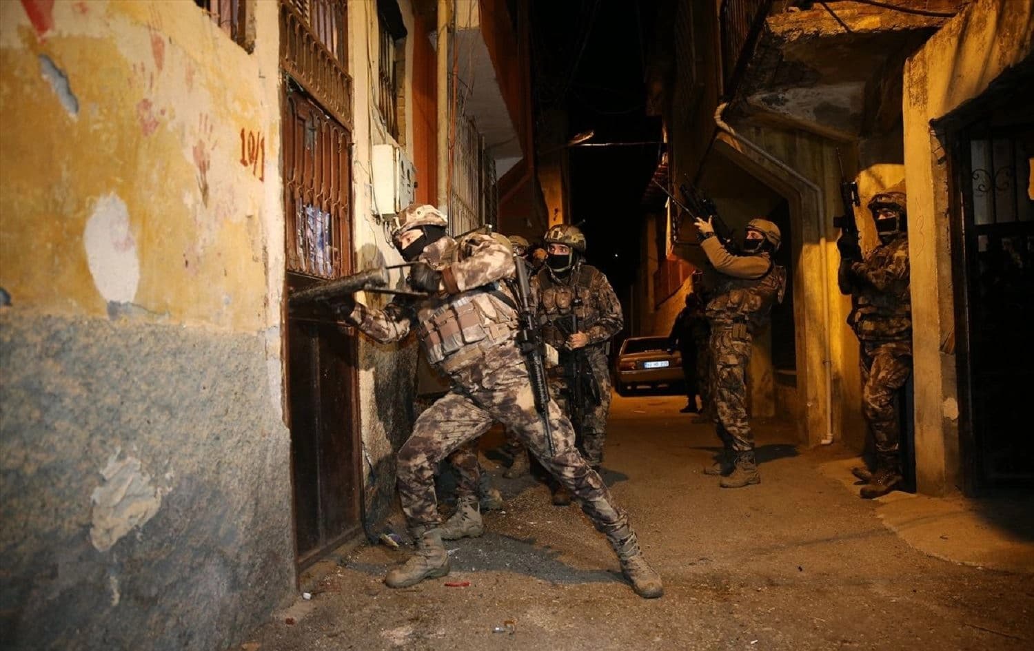 Turkish forces break down a door during anti-ISIS operations in Adana. File photo: Anadolu Agency