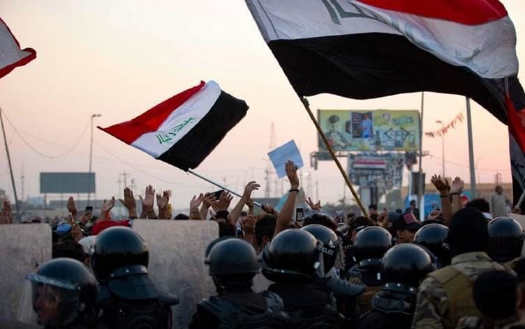  Iraqi anti-government protestors confront security forces in the southern city of Basra, on 31 October 2020. Photo: AFP