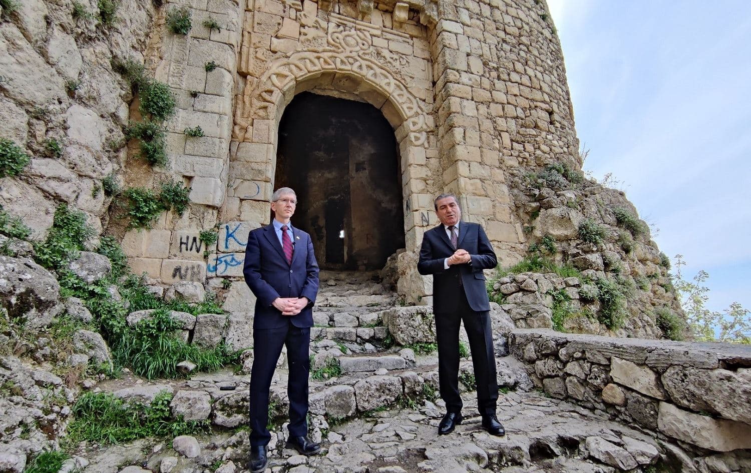 US Consul General Rob Waller (left) and Amedi Mayor Ismail Mustafa (right) stand in front of the Badinan Gate in Amedi. Photo: handout/US Consulate General Erbil