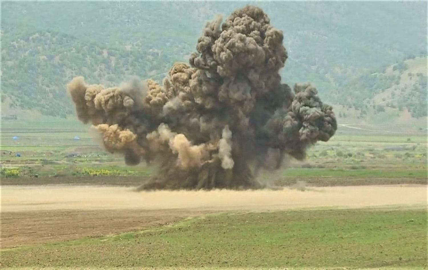 A 500 kilogram bomb destroyed in Sulaimani Province's Penjwen on April 26, 2021. Photo: Rudaw/screenshot