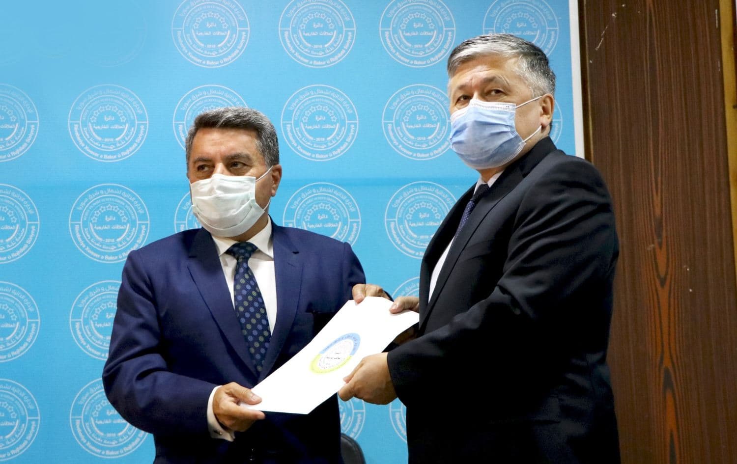 Abdulkarim Omar (left), head of Rojava foreign affairs office, and Bahromjon Aloev (right), head of Uzbek delegation, pictured after agreeing on the repatriation of 92 Uzbekistan citizens on April 30, 2021. Photo: handout/Rojava foreign affairs office