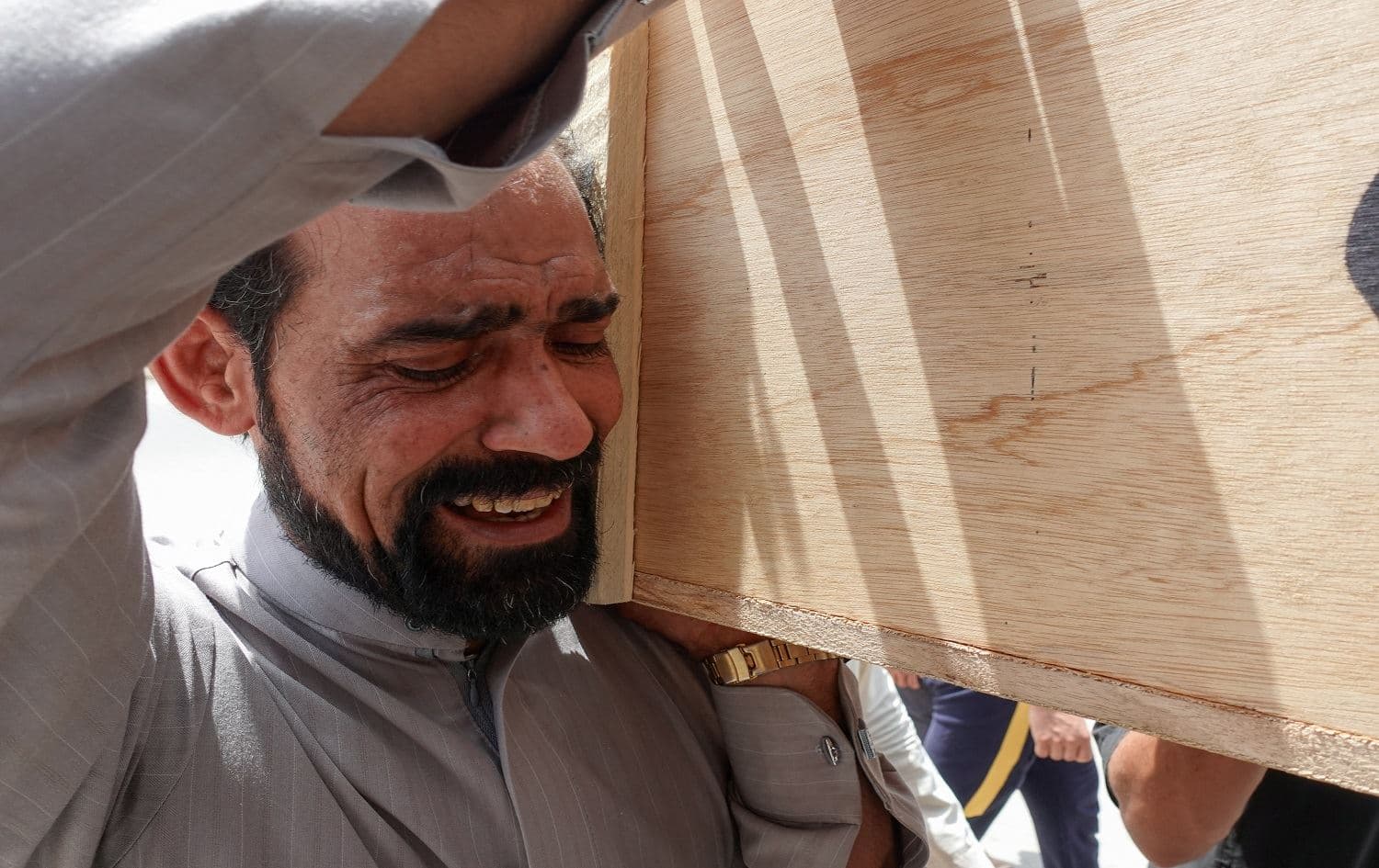 People mourn killed relatives in a fire at Ibn al-Khatib hospital during a funeral procession in Najaf on April 25, 2021. Photo: Ali Najafi/AFP