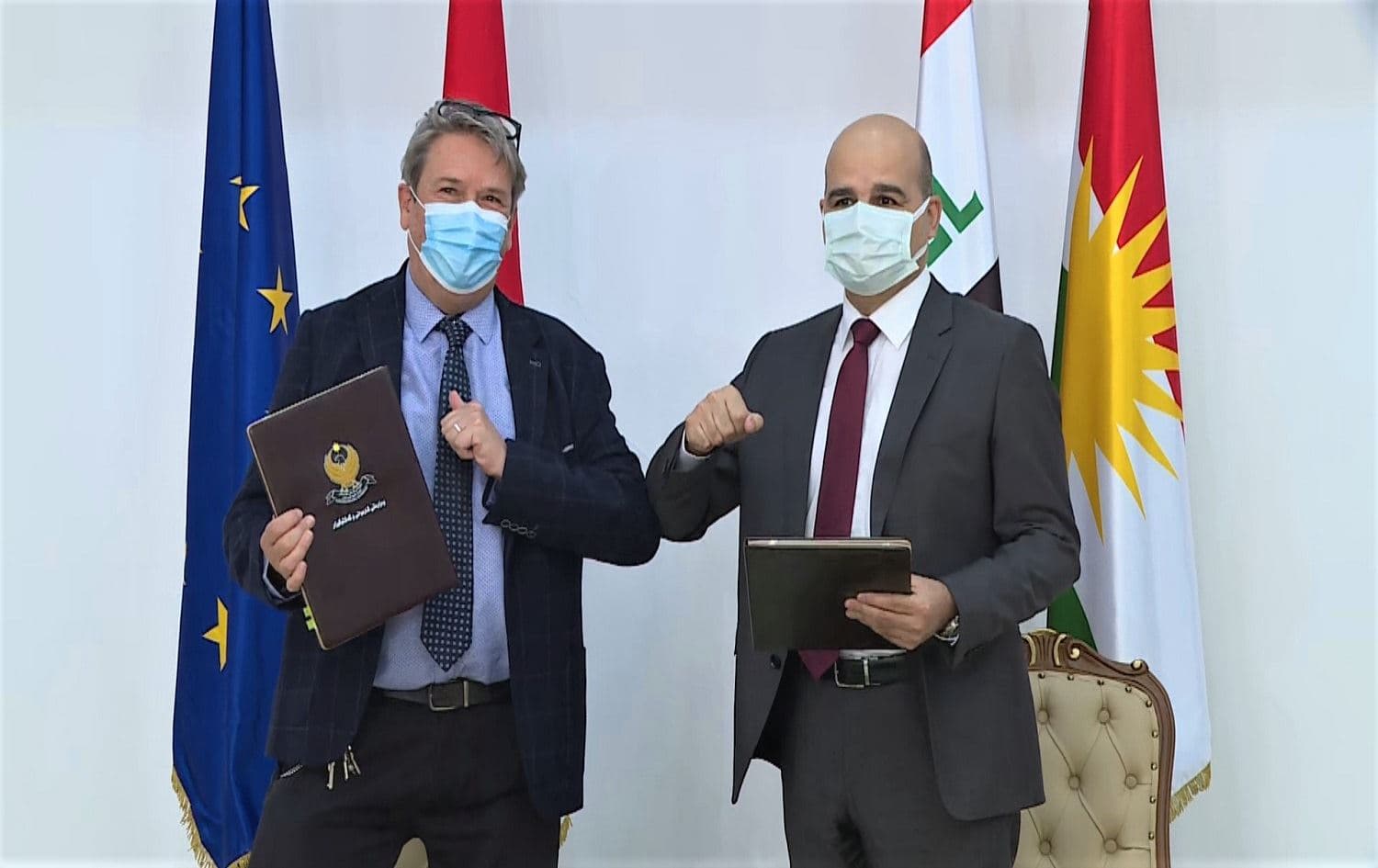 Association of Netherlands Municipalities team leader in the Kurdistan Region Michel Ligthart [left] signed an MoU with Sasan Awni, Minister of Municipality and Tourism [right] on May 23, 2021. Photo: screenshot/Rudaw