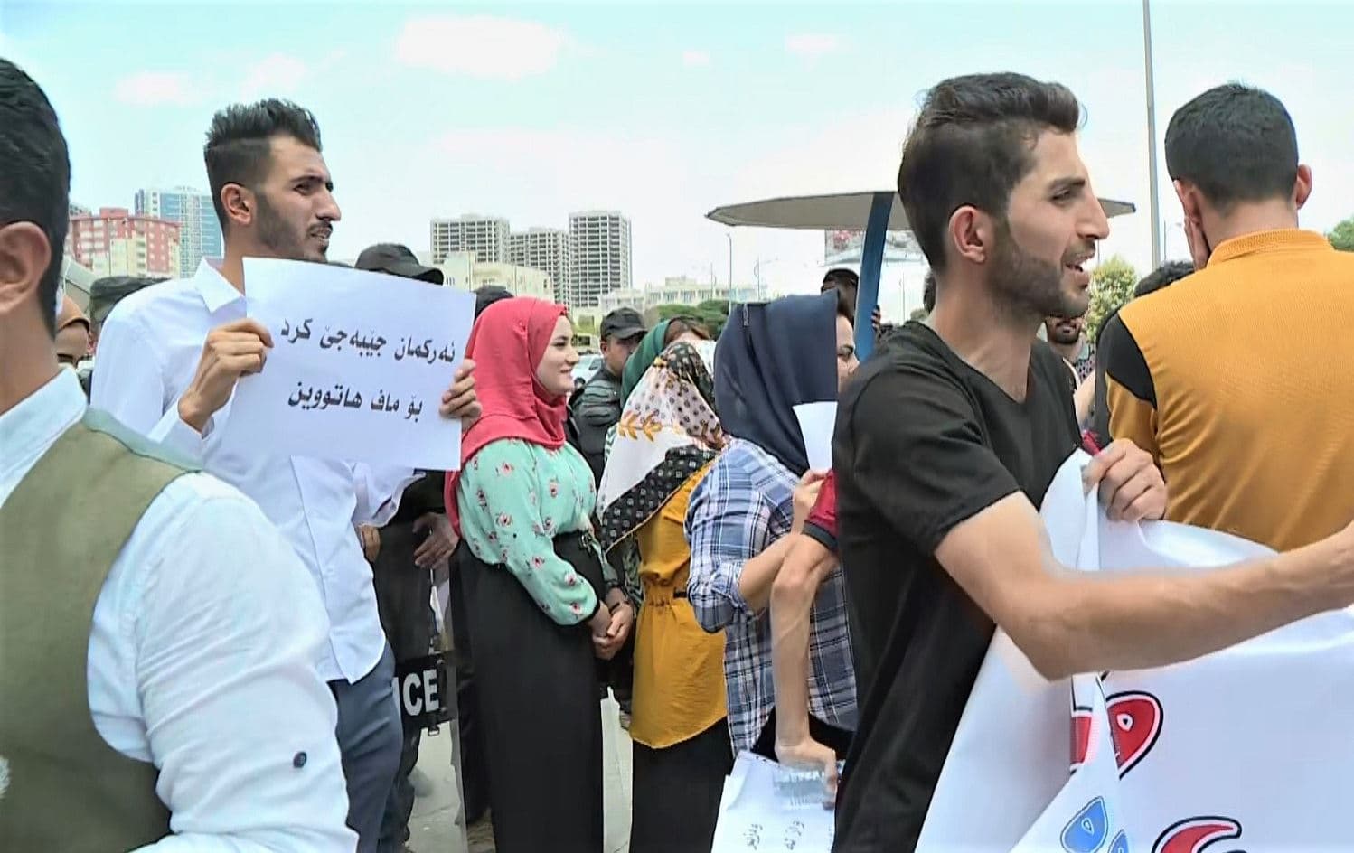 Protestors call for permanent employment following the arrival of Prime Minister Masrour Barzani to Sulaimani. Photo: Rudaw 