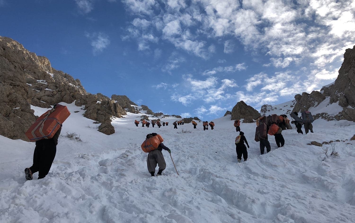 Kolbars carrying goods from Iraqi Kurdistan back to Iran climb Tata mountain range on February 2, 2019. Photo: Fazel Hawramy/Rudaw