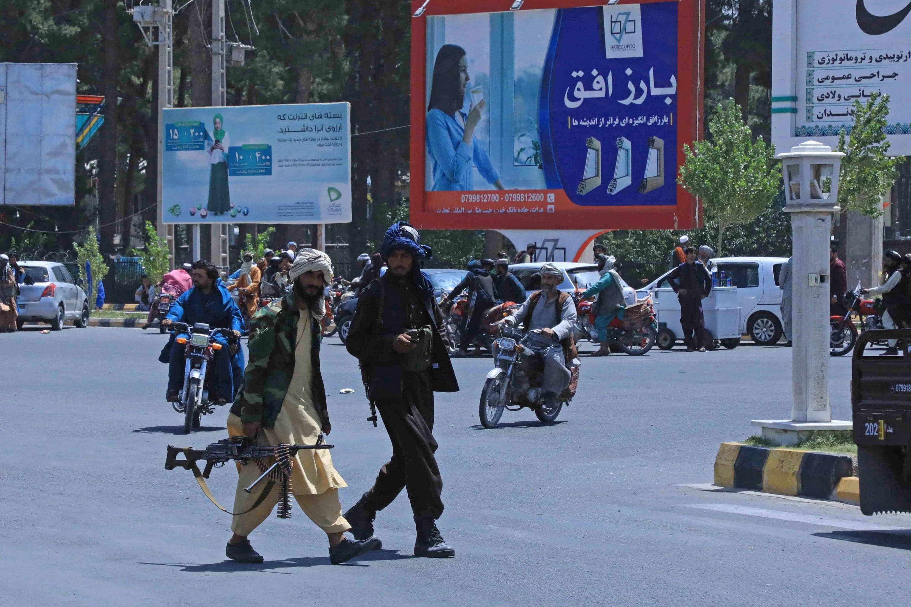 دوو چەکداری تاڵیبان لە شاری هیرات. وێنە: AFP