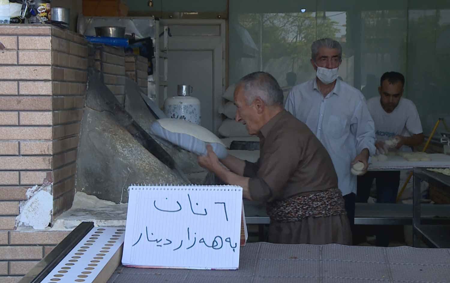 A sign at a Sulaimani bakery reads "six pieces of bread for 1,000 dinars," August 2021. Photo: Rudaw
