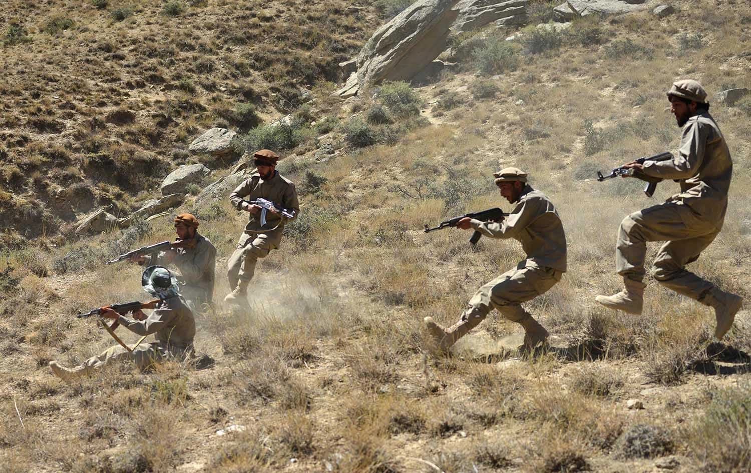 چەند چەکدارێکی سەر بە بەرەی بەرهەڵستکاری نیشتمانی لەکاتی راهێناندا لە پەنجشیر. وێنە: AFP