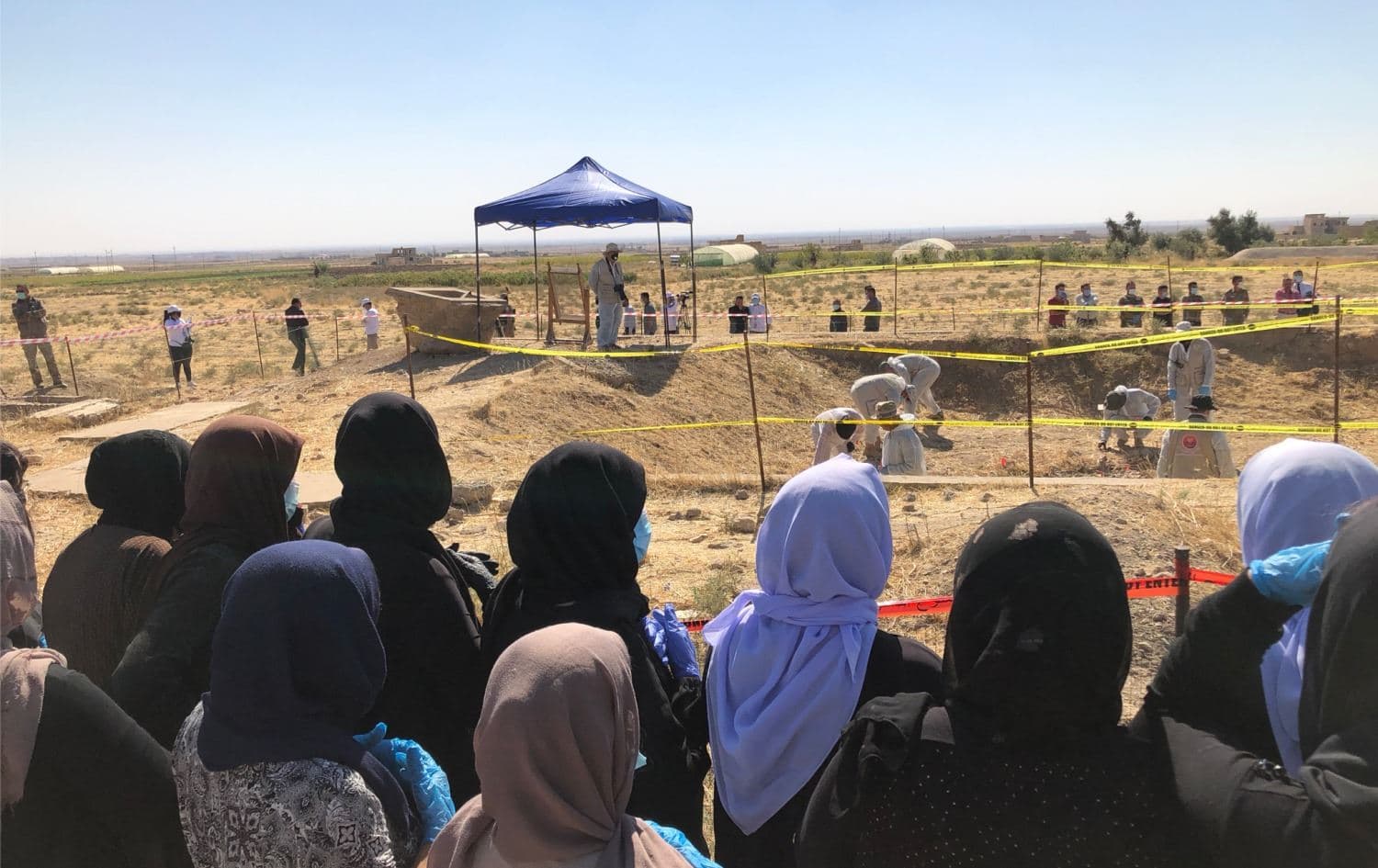 Yazidi women watch as a mass grave is exhumed in Solagh village in Shingal on October 24, 2020. Photo: Fazel Hawramy/Rudaw