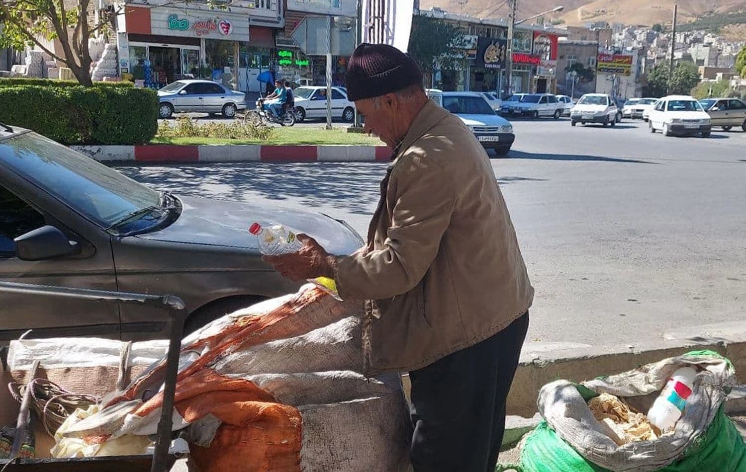 Latfullah Karimi collects items to sell from the garbage in Sanandaj, Iran on October 2, 2021. Photo: Jabar Dastbaz/Rudaw
