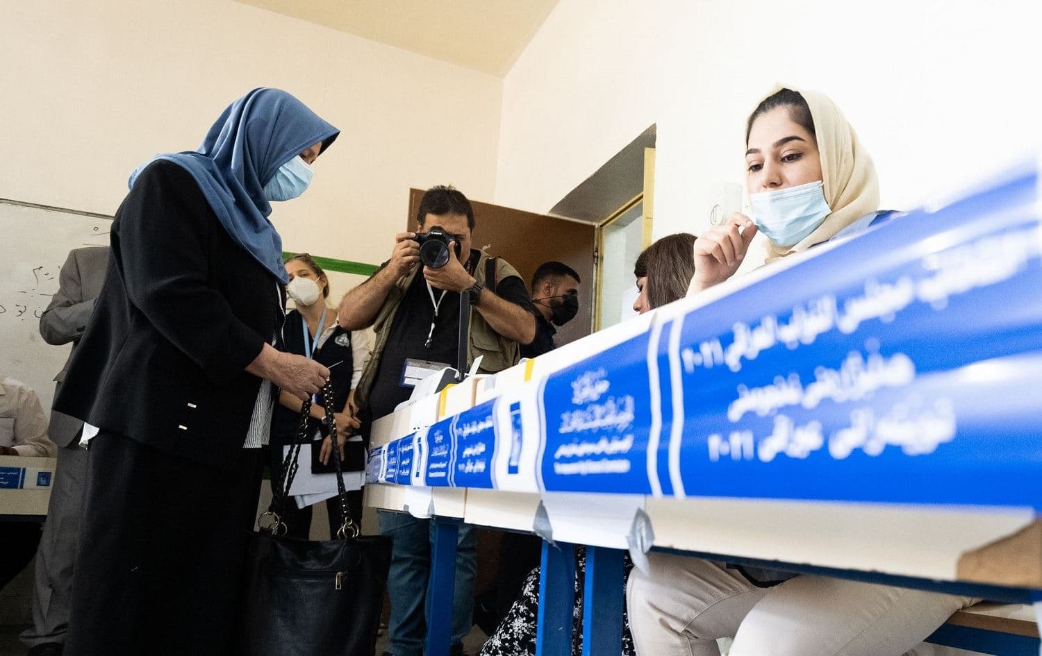 A photojournalist covers advance voting in Erbil on October 8, 2021. Photo: Bilind T. Abdullah/Rudaw