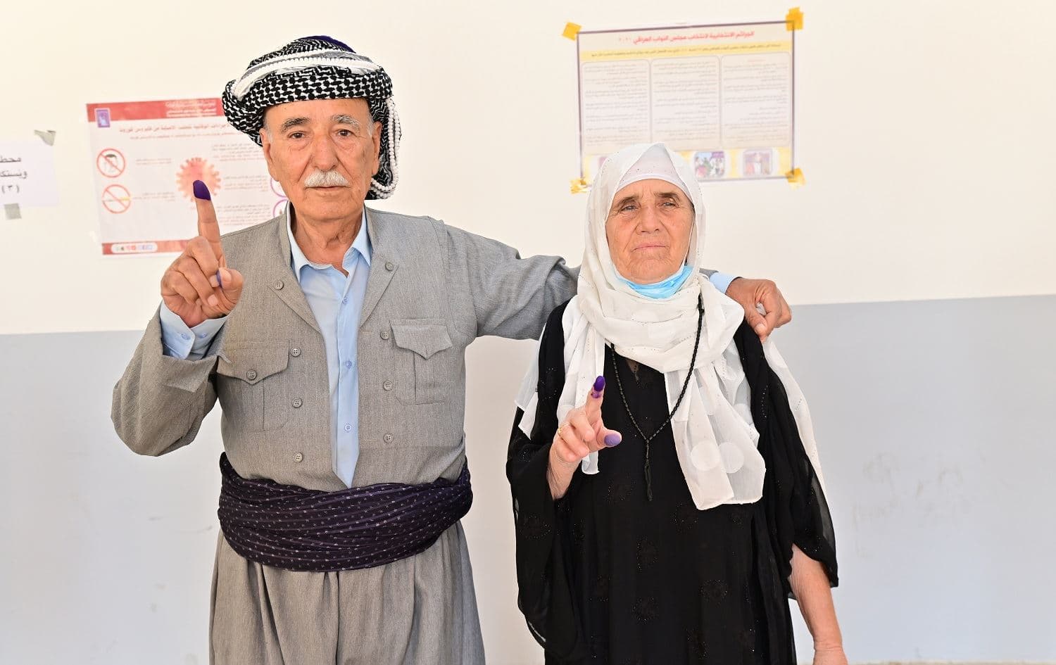 A couple show their inked fingers after voting in Iraq's parliamentary election in Erbil on October 10, 2021. Photo: Bilind T. Abdullah/Rudaw