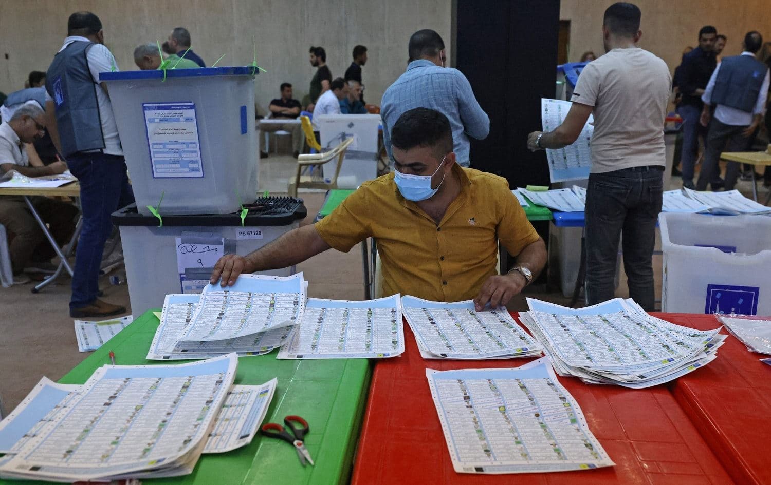 Employees of Iraq's Independent High Electoral Commission conduct a manual count of votes following the parliamentary elections in Baghdad's Green Zone on October 13, 2021. Photo: Ahmad al-Rubaye/AFP