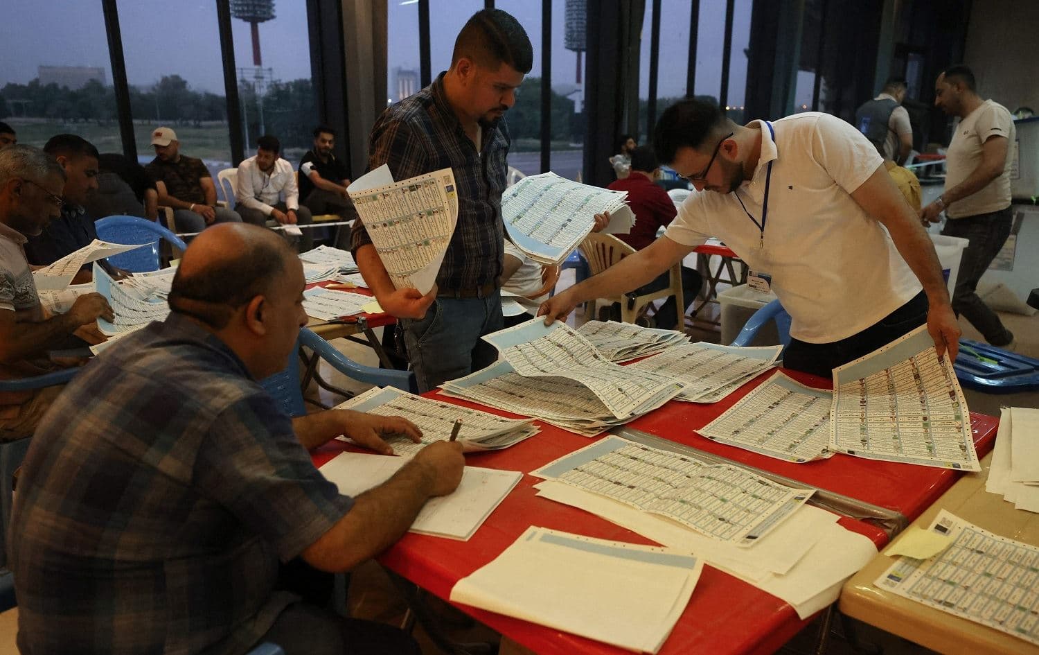 Employees of Iraq's Independent High Electoral Commission conduct a manual count of votes following the parliamentary elections in Baghdad's Green Zone area on October 13, 2021. Photo: Ahmad al-Rubaye/AFP