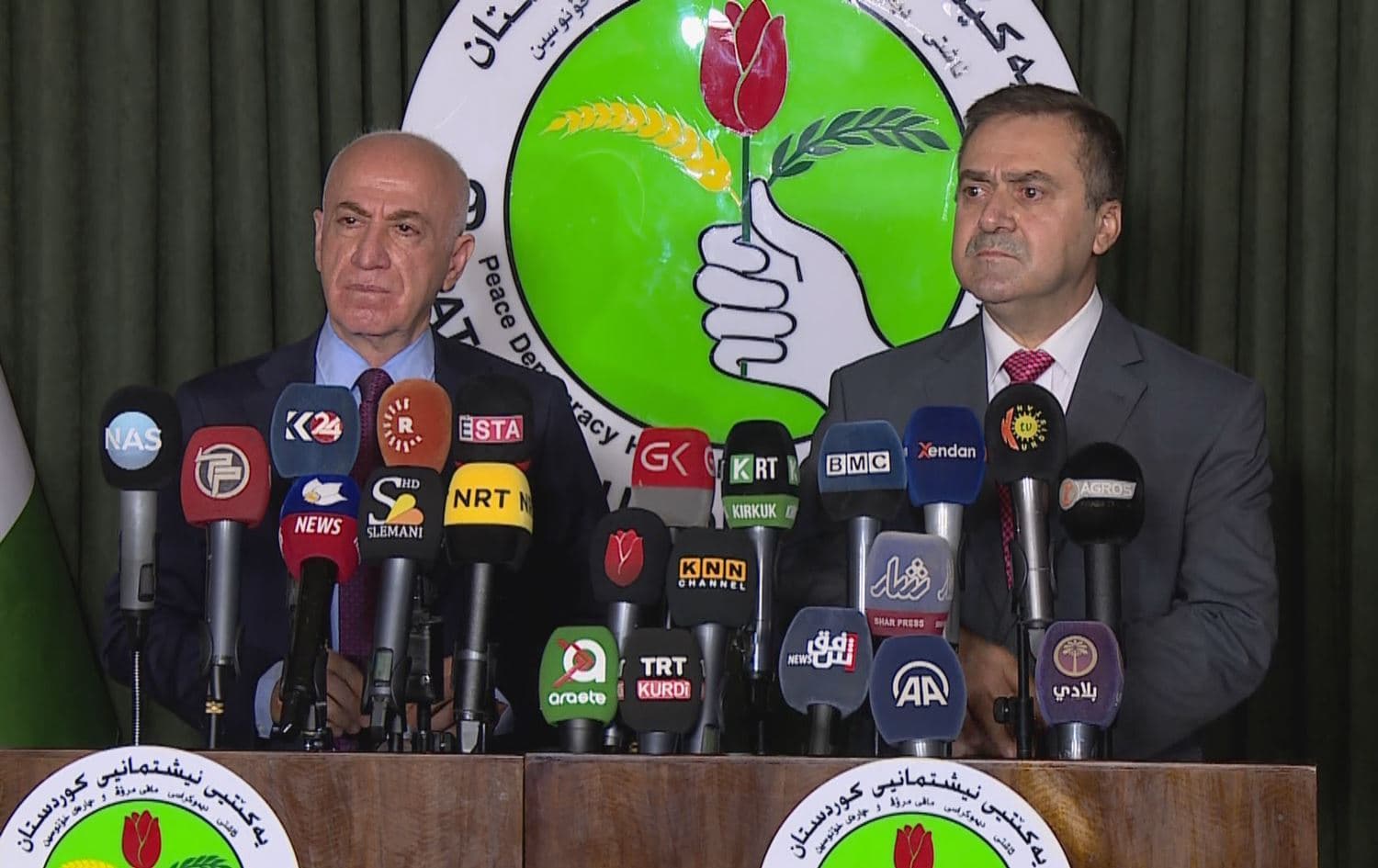 Spokespersons of the Kurdistan Democratic Party (KDP), Mahmood Mohammed (left), and Patriotic Union of Kurdistan (PUK), Amin Baba Sheikh (right), speak to the media in Sulaimani on October 18, 2021. Photo: Rudaw