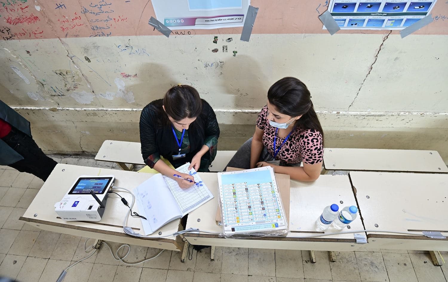 Election staff pictured at an Erbil polling booth on October 10, 2021. Photo: Bilind T. Abdullah/Rudaw