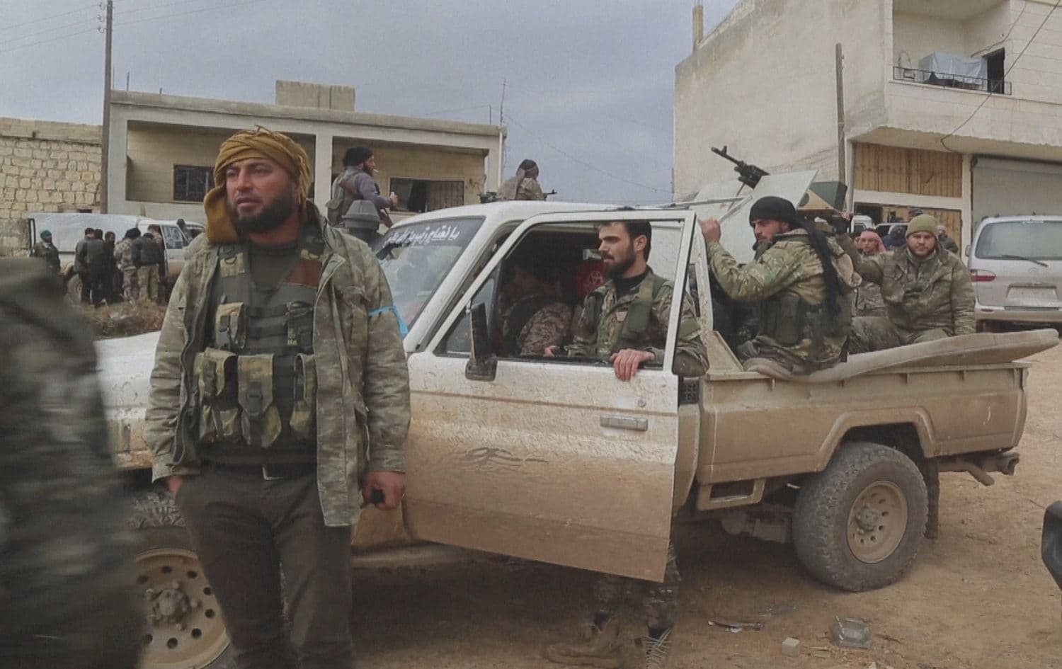 Li Efrînê çekdaran muxtarek û kurê wî revandin