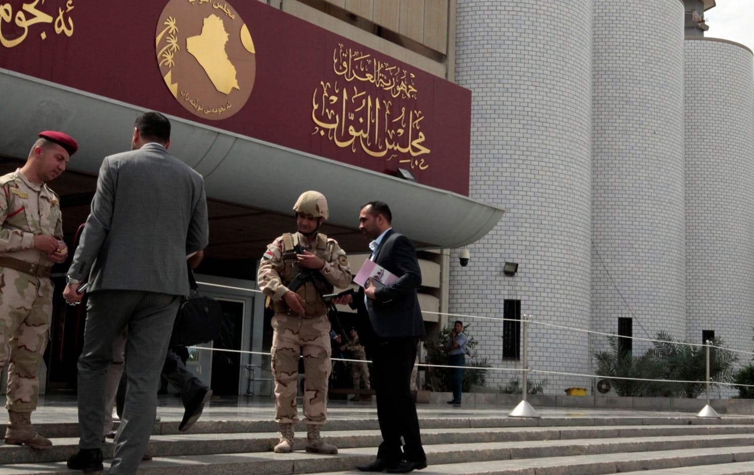 Iraqi security forces stand guard outside the parliament in Baghdad on April 13, 2016. Photo: AFP