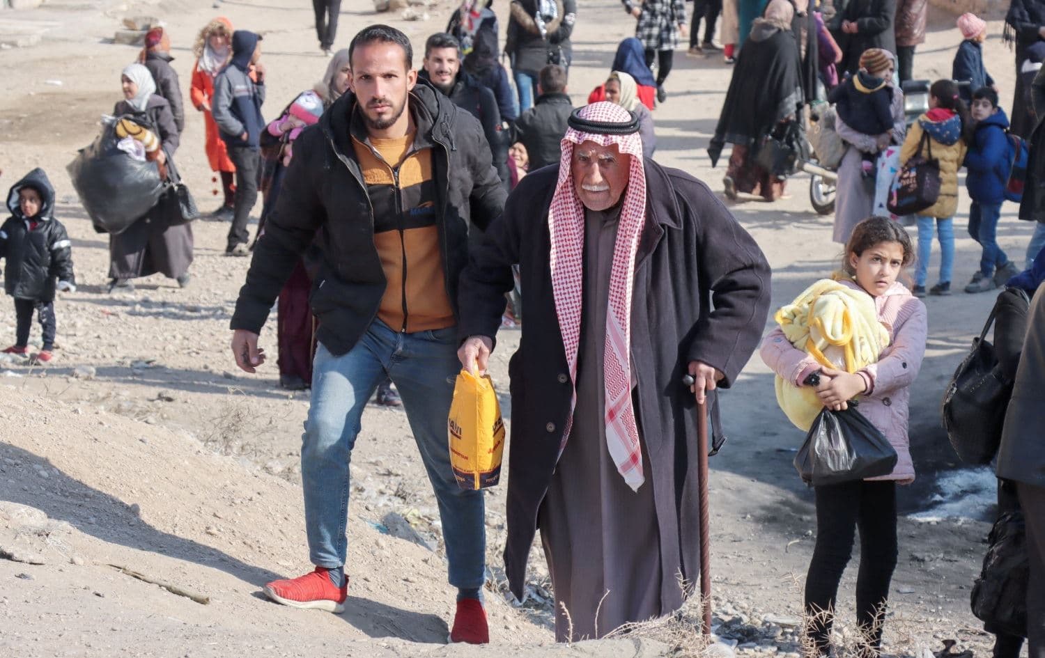 Locals leaving their homes in neighbourhoods near the Ghweran prison in northeast Syria’s (Rojava) Hasaka province on January 22, 2022. Photo: AFP