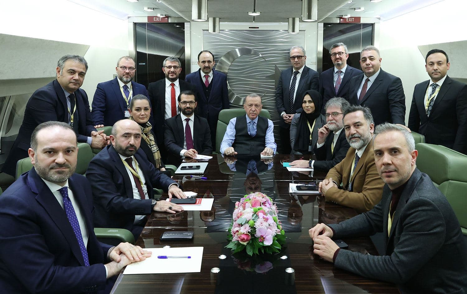 Türkiye Cumhurbaşkanı Recep Tayyip Erdoğan, Ukrayna ziyareti dönüşünde, uçakta gazetecilere gündeme ilişkin değerlendirmelerde bulundu, soruları yanıtladı. AA
