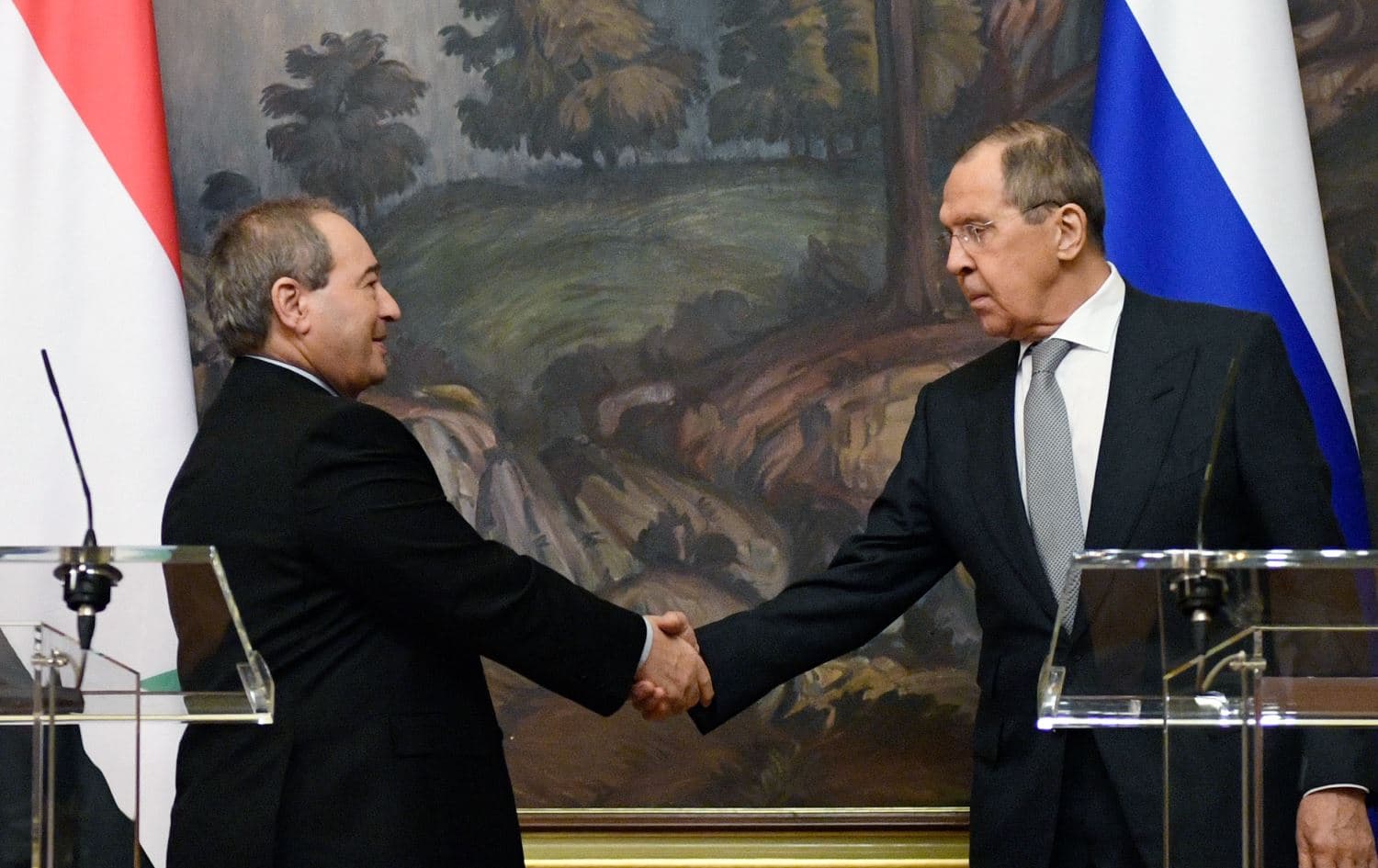 Russian Foreign Minister Sergei Lavrov (right) shakes hand with his Syrian counterpart Faisal Mekdad at a press conference in Moscow on February 21, 2022. Photo: AFP
