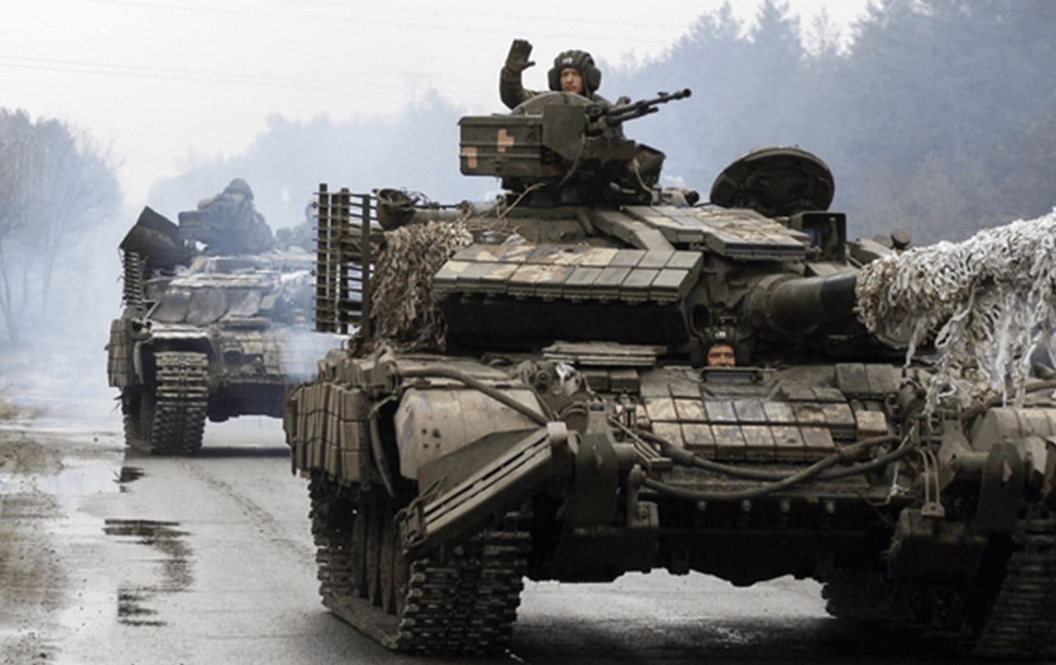 Ukrainian servicemen ride on tanks towards the front line with Russian forces in the Lugansk region of Ukraine on February 25, 2022. Photo: AFP
