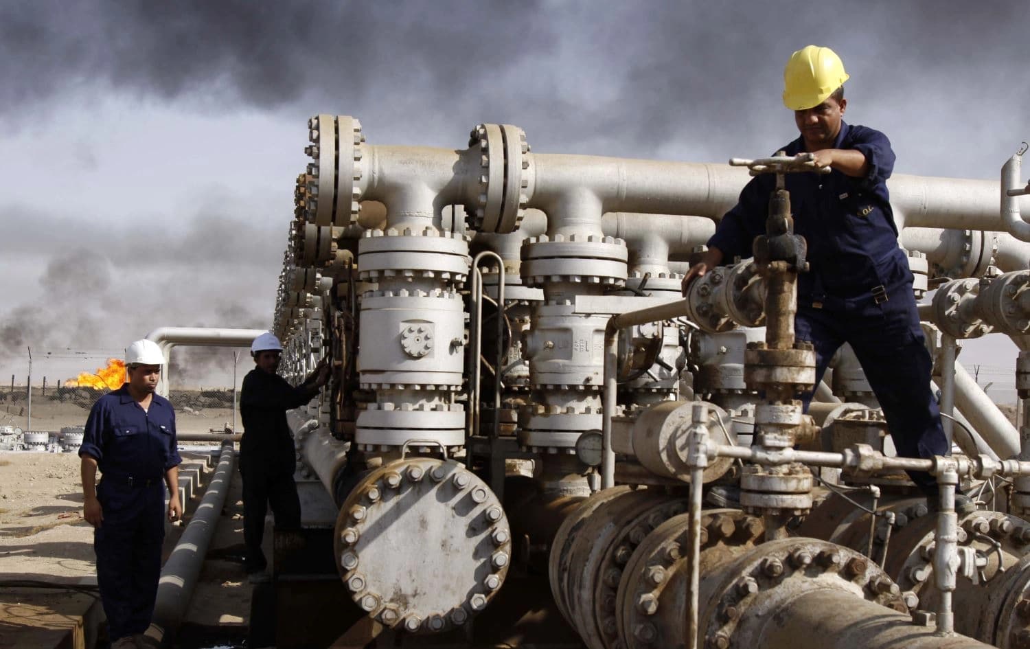 Workers at the Rumaila oil refinery in Zubair, Iraq, on December 13, 2009. Photo: AP