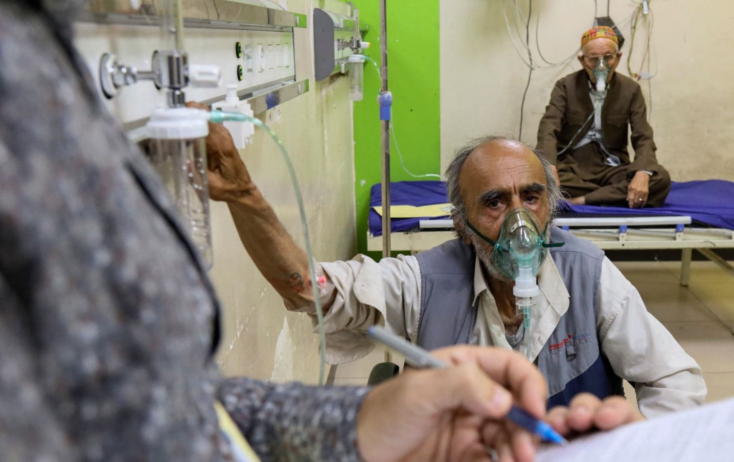 A man suffering from asthma uses an oxygen mask in the emergency room of a hospital during a sandstorm in Erbil on April 7, 2022. Photo: Safin Hamed/AFP