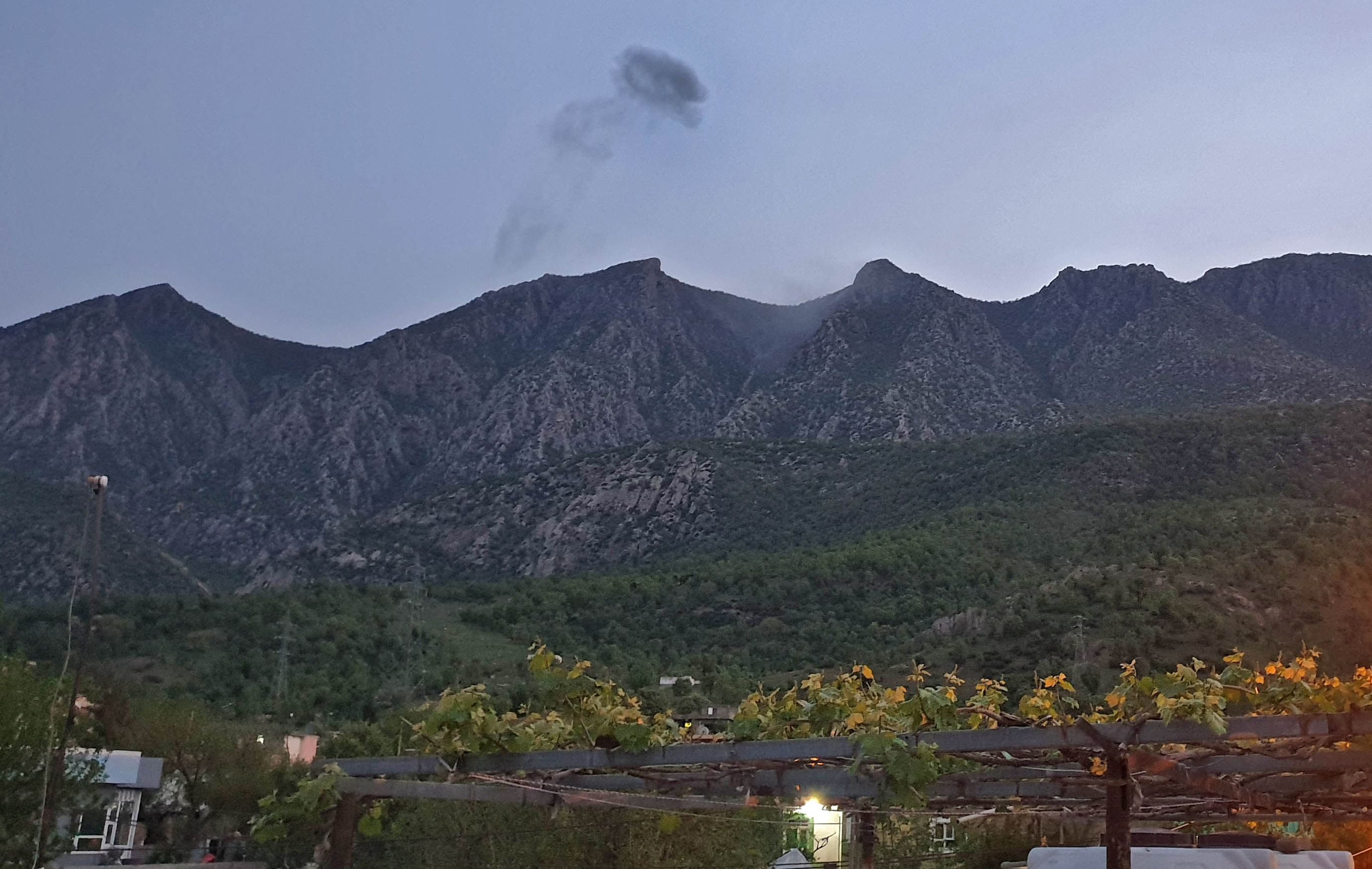 Smoke billowing from behind the mountains of Matin in the town of Shiladze following a Turkish offensive targeting rebels in the Kurdistan Region, on April 19, 2022. Photo: AFP