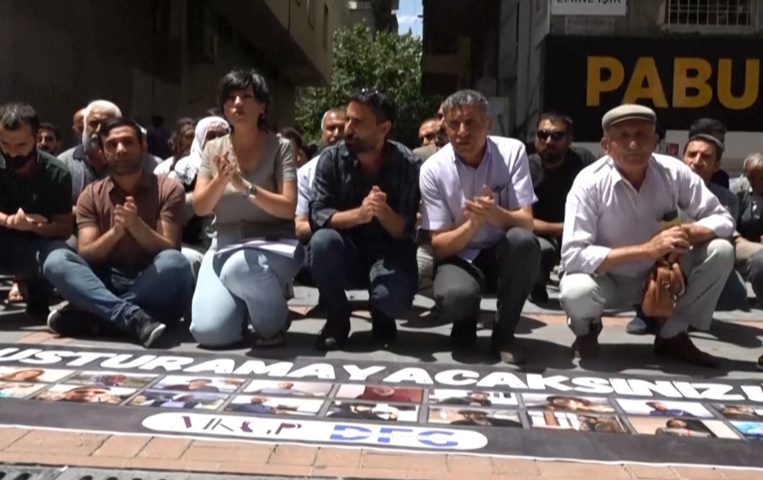 Journalists gather to protest in solidarity with 16 journalists who were remanded by a Turkish court, with a slogan translating as “We will not be silenced,” in Diyarbakir on June 16, 2022. Photo: AFP