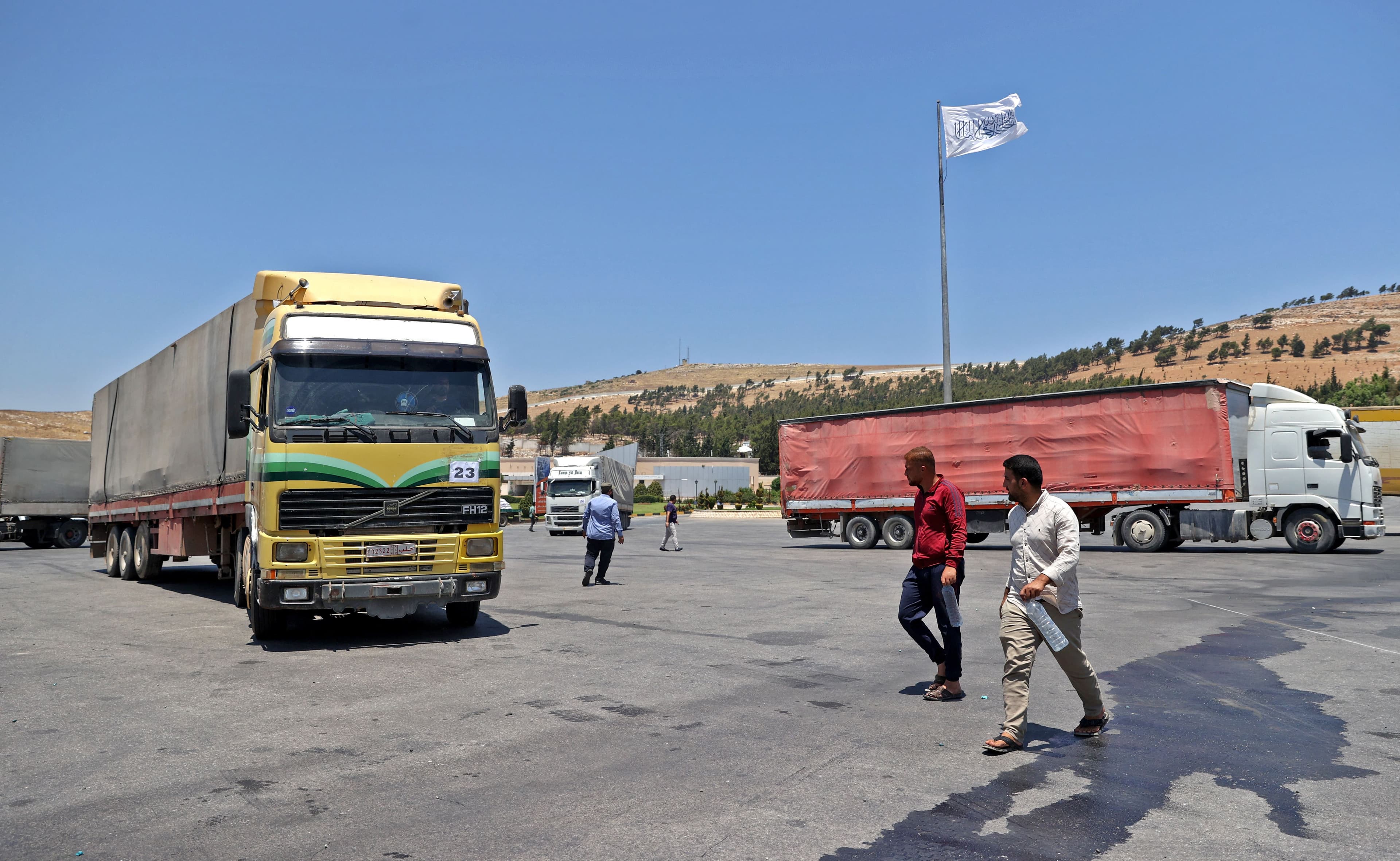 A convoy transporting humanitarian aid crosses into Syria from Turkey through the Bab al-Hawa border crossing on July 8, 2022. Photo: AFP