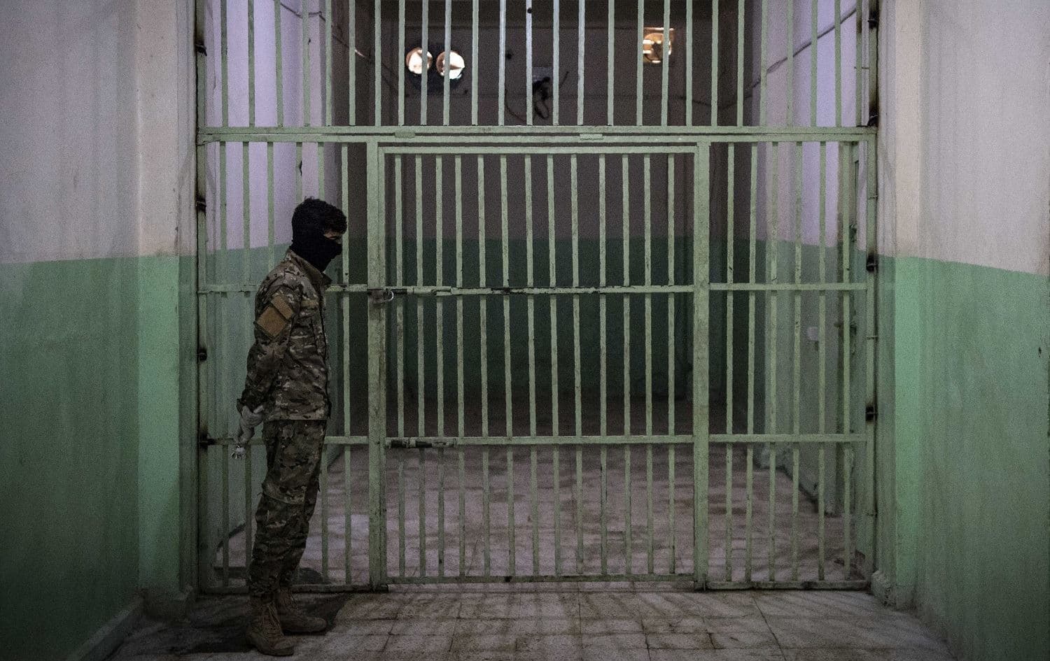 An SDF member stands guard at a prison in Hasaka, northeastern Syria (Rojava) on October 29, 2019. Photo: AFP