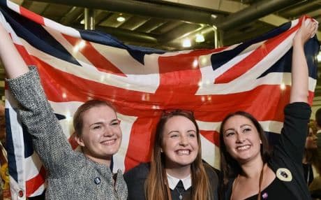 Opponents of Scottish independence hold up the British flag in celebration of the ‘no’ vote. Photo: AFP.