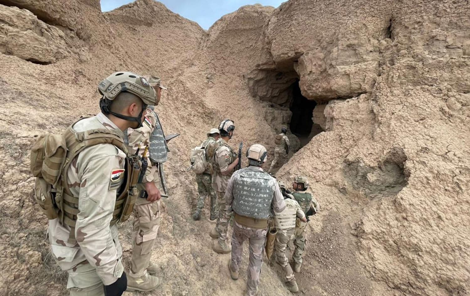 Iraqi forces inspecting a cave in Mount Qarachogh. Photo: INA