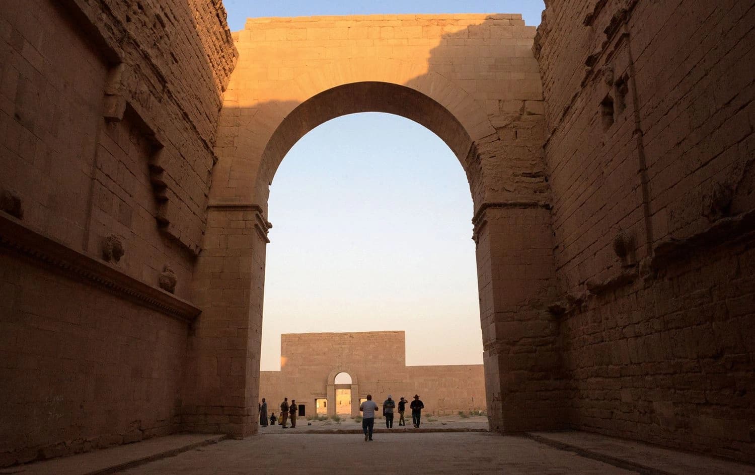 A group of tourists visit the ancient city of Hatra in northern Iraq on September 10, 2022. Photo: Zaid al-Obeidi/AFP 