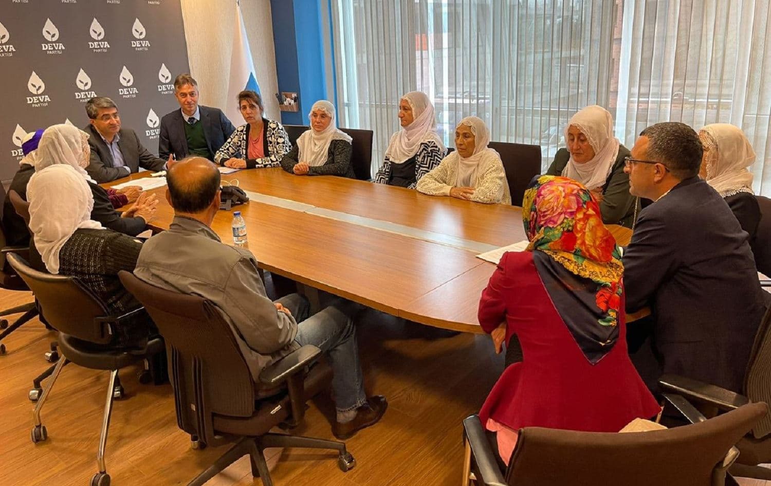 Serdana malbatên girtiyên nexweş bo navenda partiya DEVAyê li Enqerê.