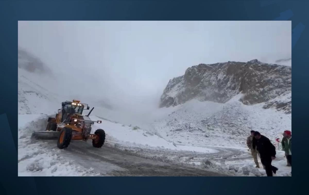 Kış başladı! Van-Bahçesaray yolu kar yağışı nedeniyle kapandı