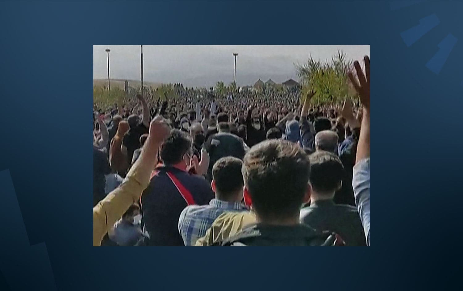 This image grab from a UGC video released on October 26, 2022 shows hundreds of protesters clapping and cheering during a rally in Saqqez, Mahsa Amini's hometown in Iran's western Kurdistan province, on the 40th day since her death. Photo: UGC/AFP