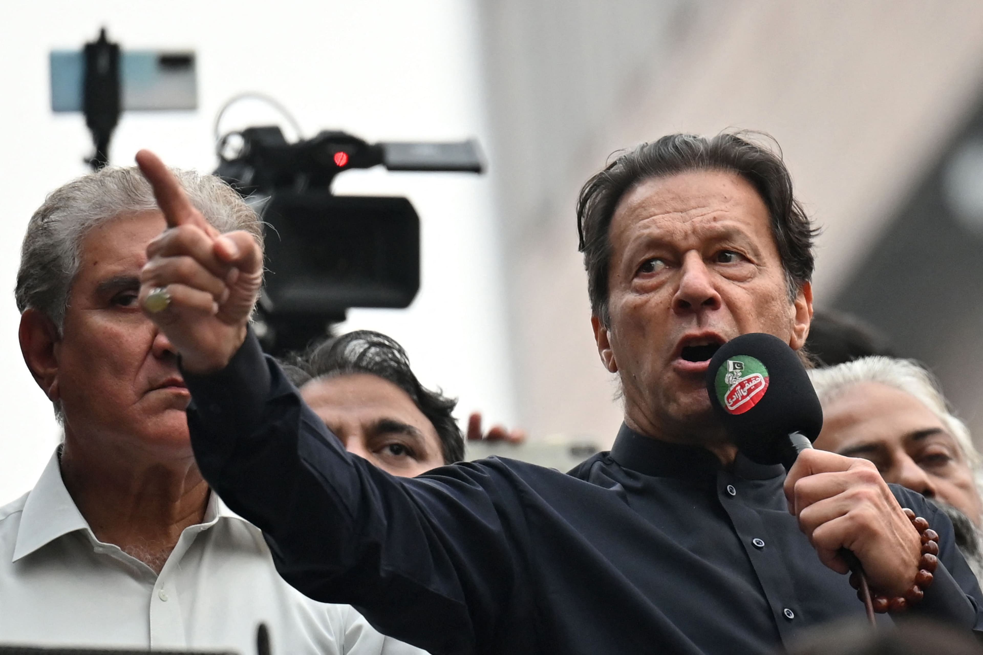 سەرۆکوەزیرانی پێشووی پاکستان تەقەی لێدەکرێت و بریندار دەکرێت