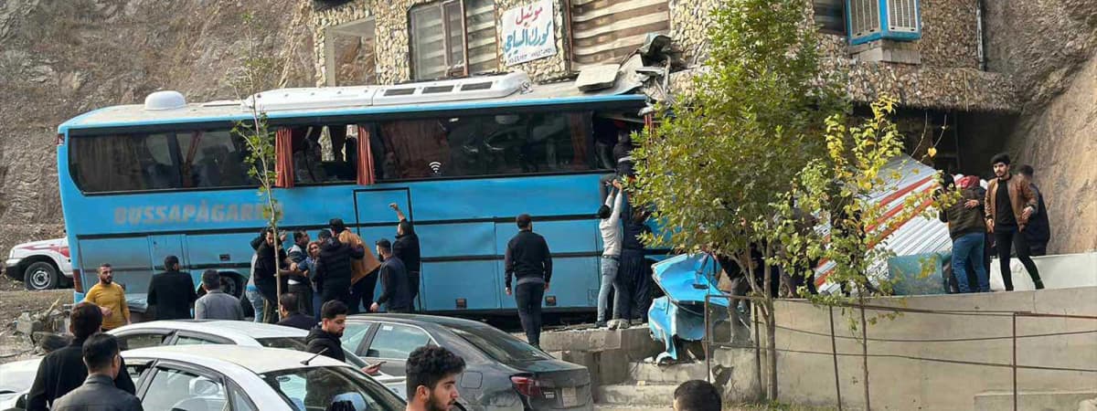 Tourism bus hits a building in Erbil resort, 22 injured: Official | Rudaw